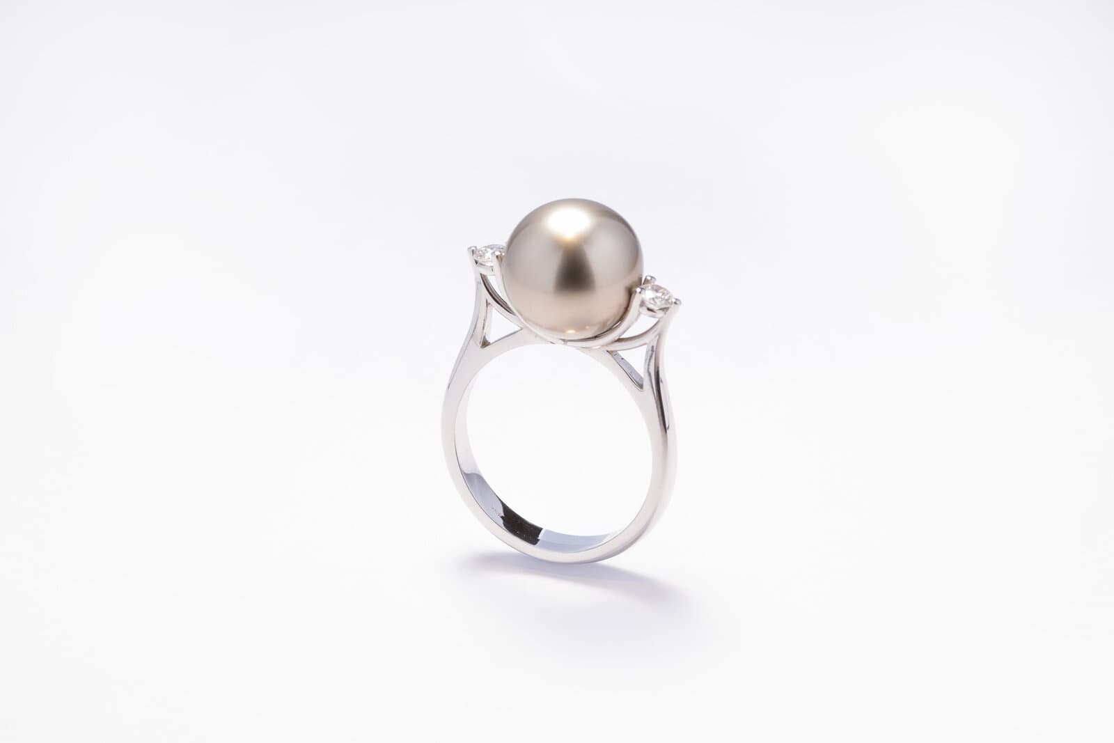 Large dark pearl and small diamonds on the side