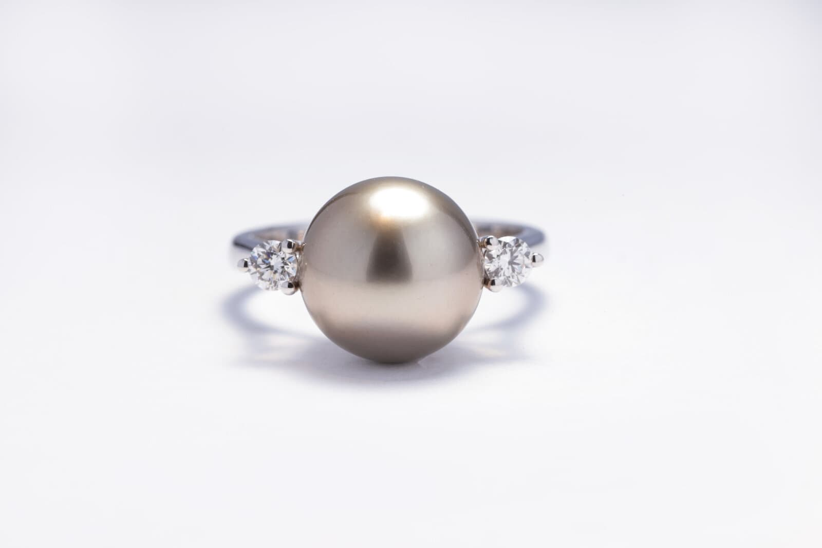 Large dark pearl and small diamonds on the side - 2