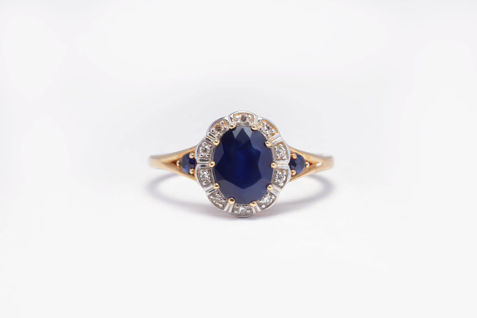 3 bands  ring featuring a deep blue saphire