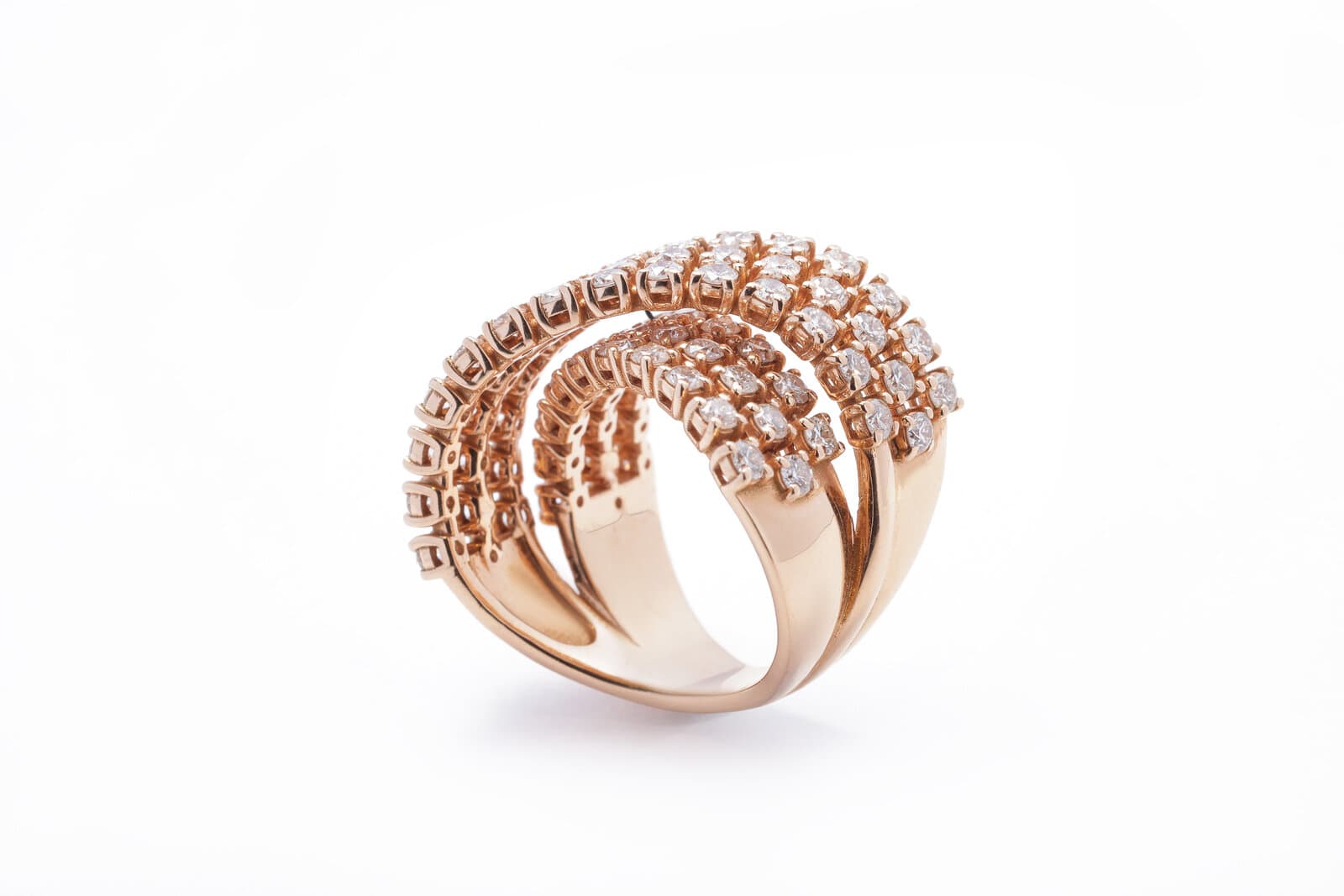 A bold diamond Ring with crisscross design