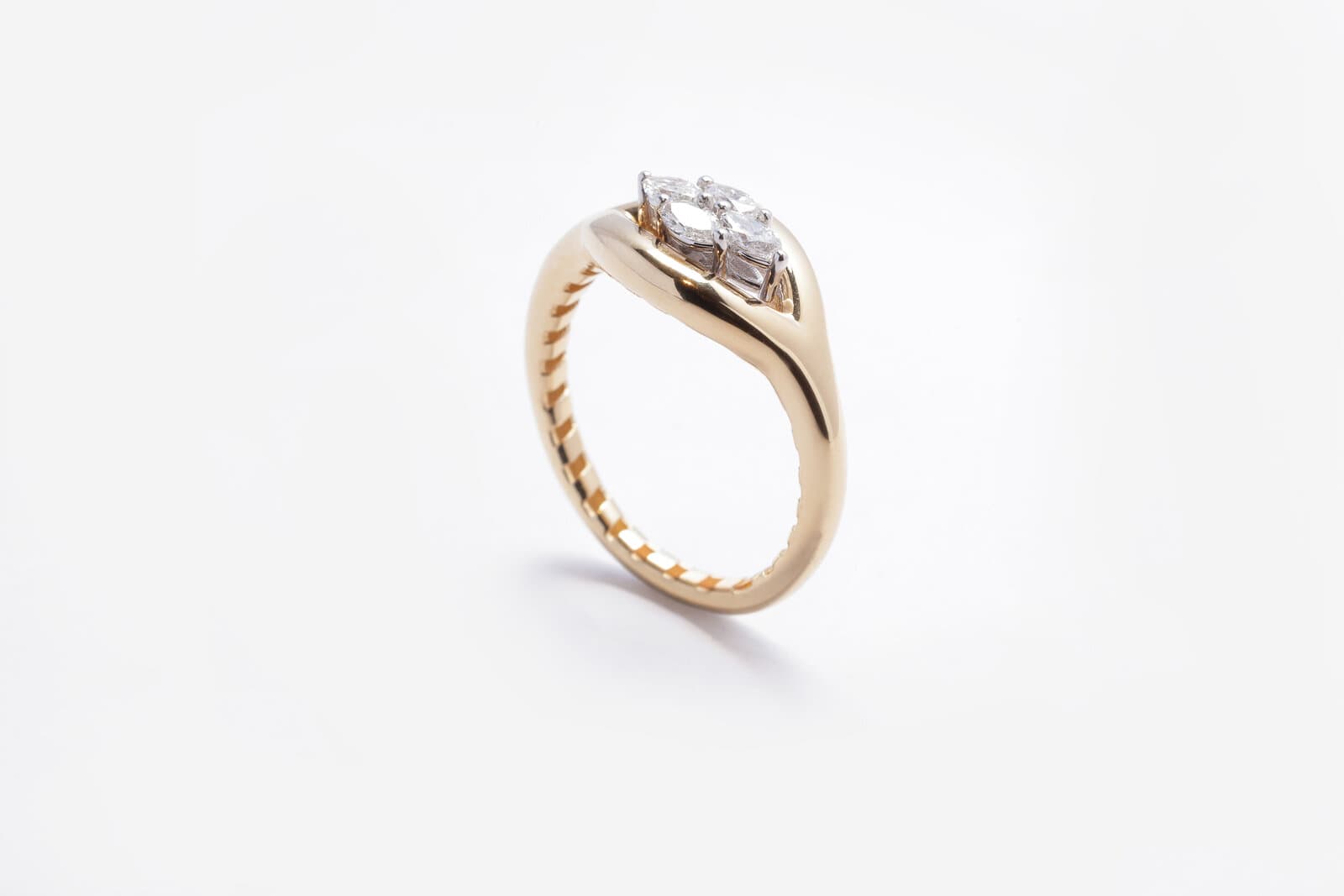 Handcrafted gold ring with 4 marquise diamonds - 2