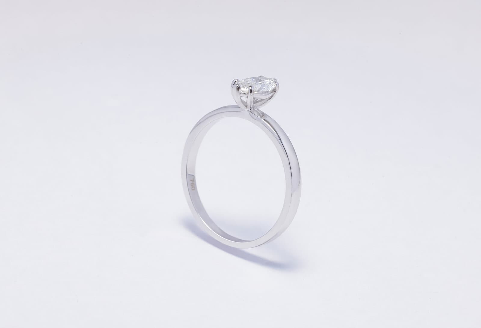 Handcrafted 18k marquise cut solitaire ring with natural diamonds - 2