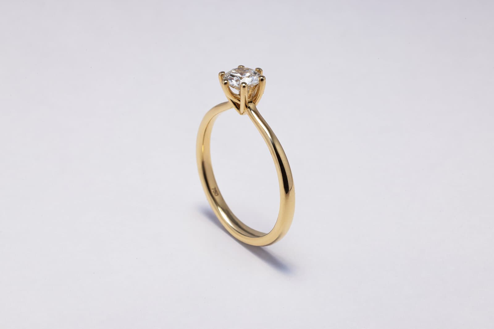 Handcrafted 18k solitaire ring with natural diamonds - 2