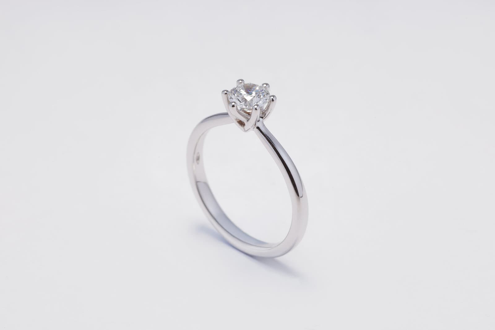 Handcrafted 18k solitaire ring with natural diamonds