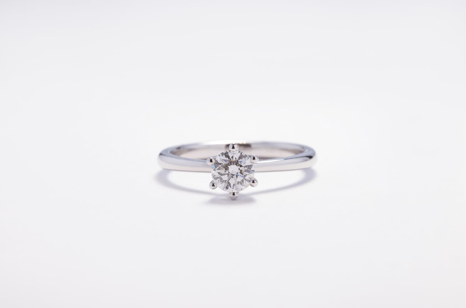 Handcrafted 18k solitaire ring with natural diamonds - 2